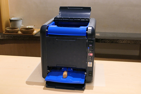 鈴茂器工「S-Cube」説明会を銀座「はっこく」で開催　職人不足に応えるコンパクトな寿司シャリ玉ロボット