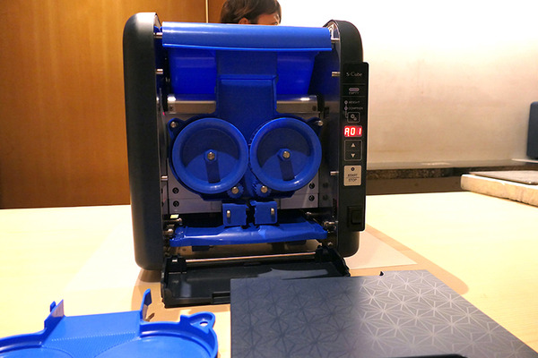 鈴茂器工「S-Cube」説明会を銀座「はっこく」で開催　職人不足に応えるコンパクトな寿司シャリ玉ロボット