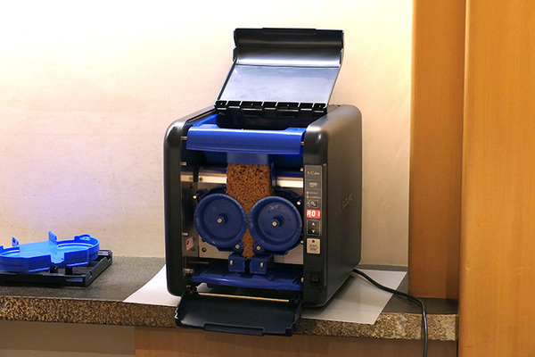 鈴茂器工「S-Cube」説明会を銀座「はっこく」で開催　職人不足に応えるコンパクトな寿司シャリ玉ロボット