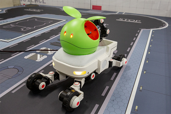 現代科学でビーム・サーベルは実現できる？ハロが乗った多脚型ロボットの操縦体験、横浜ガンダムの手でジャンケン「GUNDAM NEXT FUTURE SCIENCE展」内覧会レポート