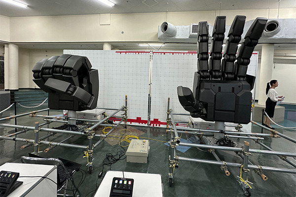 現代科学でビーム・サーベルは実現できる？ハロが乗った多脚型ロボットの操縦体験、横浜ガンダムの手でジャンケン「GUNDAM NEXT FUTURE SCIENCE展」内覧会レポート