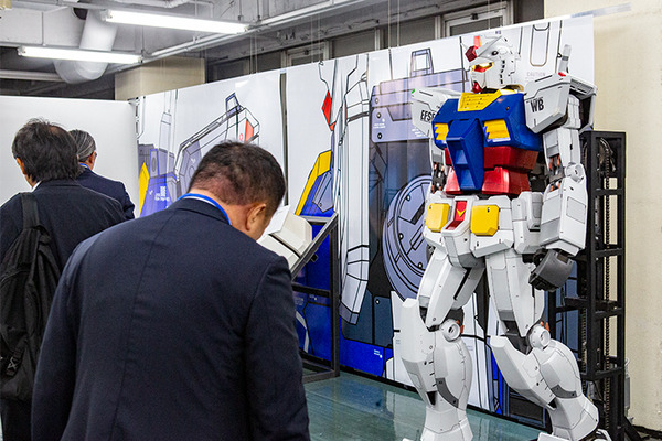 現代科学でビーム・サーベルは実現できる？ハロが乗った多脚型ロボットの操縦体験、横浜ガンダムの手でジャンケン「GUNDAM NEXT FUTURE SCIENCE展」内覧会レポート