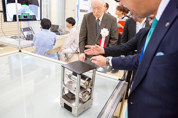 現代科学でビーム・サーベルは実現できる？ハロが乗った多脚型ロボットの操縦体験、横浜ガンダムの手でジャンケン「GUNDAM NEXT FUTURE SCIENCE展」内覧会レポート