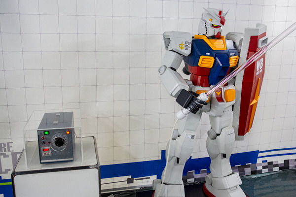 現代科学でビーム・サーベルは実現できる？ハロが乗った多脚型ロボットの操縦体験、横浜ガンダムの手でジャンケン「GUNDAM NEXT FUTURE SCIENCE展」内覧会レポート