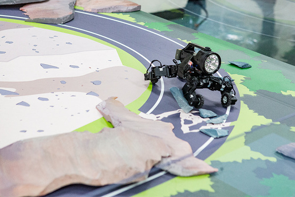 現代科学でビーム・サーベルは実現できる？ハロが乗った多脚型ロボットの操縦体験、横浜ガンダムの手でジャンケン「GUNDAM NEXT FUTURE SCIENCE展」内覧会レポート