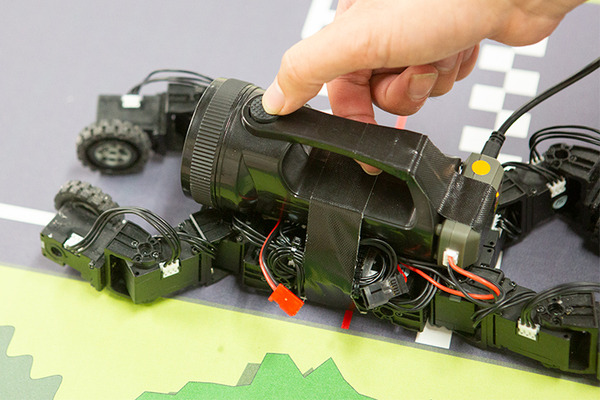 現代科学でビーム・サーベルは実現できる？ハロが乗った多脚型ロボットの操縦体験、横浜ガンダムの手でジャンケン「GUNDAM NEXT FUTURE SCIENCE展」内覧会レポート