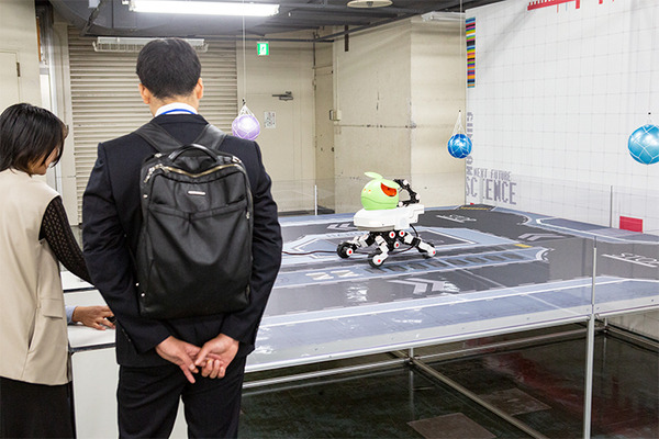 現代科学でビーム・サーベルは実現できる？ハロが乗った多脚型ロボットの操縦体験、横浜ガンダムの手でジャンケン「GUNDAM NEXT FUTURE SCIENCE展」内覧会レポート