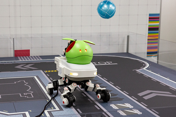 現代科学でビーム・サーベルは実現できる？ハロが乗った多脚型ロボットの操縦体験、横浜ガンダムの手でジャンケン「GUNDAM NEXT FUTURE SCIENCE展」内覧会レポート