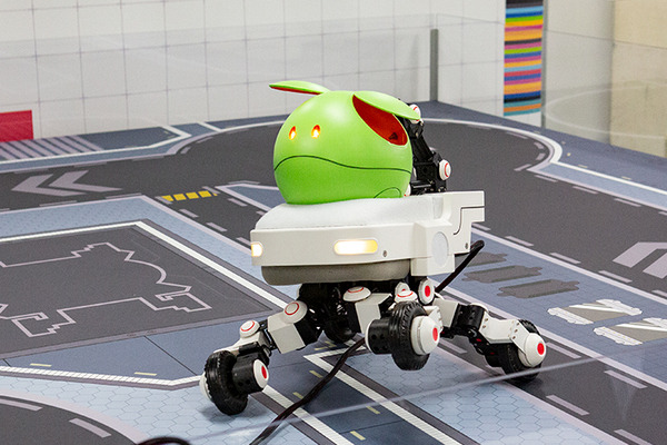 現代科学でビーム・サーベルは実現できる？ハロが乗った多脚型ロボットの操縦体験、横浜ガンダムの手でジャンケン「GUNDAM NEXT FUTURE SCIENCE展」内覧会レポート