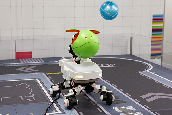 現代科学でビーム・サーベルは実現できる？ハロが乗った多脚型ロボットの操縦体験、横浜ガンダムの手でジャンケン「GUNDAM NEXT FUTURE SCIENCE展」内覧会レポート