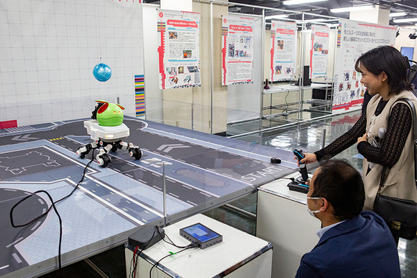 現代科学でビーム・サーベルは実現できる？ハロが乗った多脚型ロボットの操縦体験、横浜ガンダムの手でジャンケン「GUNDAM NEXT FUTURE SCIENCE展」内覧会レポート