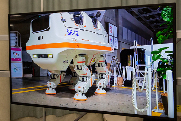 現代科学でビーム・サーベルは実現できる？ハロが乗った多脚型ロボットの操縦体験、横浜ガンダムの手でジャンケン「GUNDAM NEXT FUTURE SCIENCE展」内覧会レポート