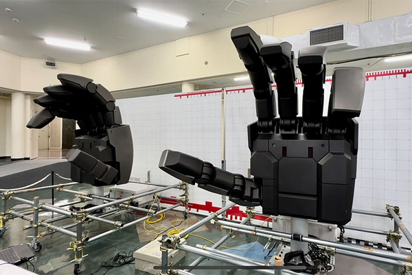 現代科学でビーム・サーベルは実現できる？ハロが乗った多脚型ロボットの操縦体験、横浜ガンダムの手でジャンケン「GUNDAM NEXT FUTURE SCIENCE展」内覧会レポート