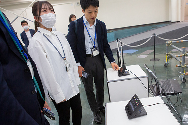 現代科学でビーム・サーベルは実現できる？ハロが乗った多脚型ロボットの操縦体験、横浜ガンダムの手でジャンケン「GUNDAM NEXT FUTURE SCIENCE展」内覧会レポート