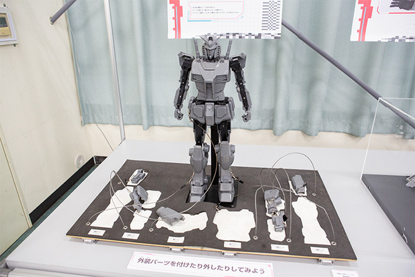 現代科学でビーム・サーベルは実現できる？ハロが乗った多脚型ロボットの操縦体験、横浜ガンダムの手でジャンケン「GUNDAM NEXT FUTURE SCIENCE展」内覧会レポート