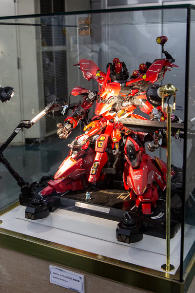 現代科学でビーム・サーベルは実現できる？ハロが乗った多脚型ロボットの操縦体験、横浜ガンダムの手でジャンケン「GUNDAM NEXT FUTURE SCIENCE展」内覧会レポート