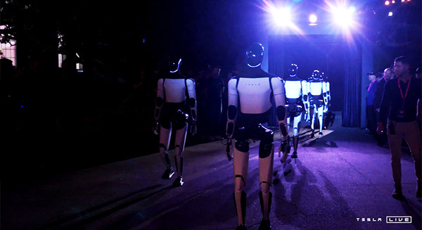 【速報】テスラがロボタクシーを発表 2026年生産開始、大型車「ロボバン」お披露目、ヒューマノイドの将来構想も語る