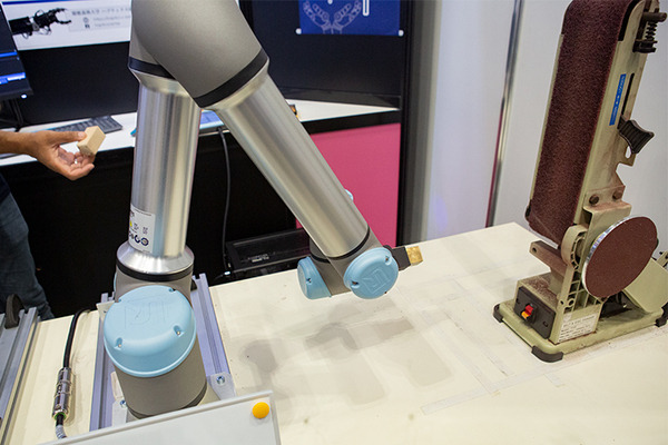 「ロボットの臨機応変な動作」とは？慶應大ハプティクス研究センターが「力触覚」をAIロボティクスに応用したデモを展示　CEATEC 2024