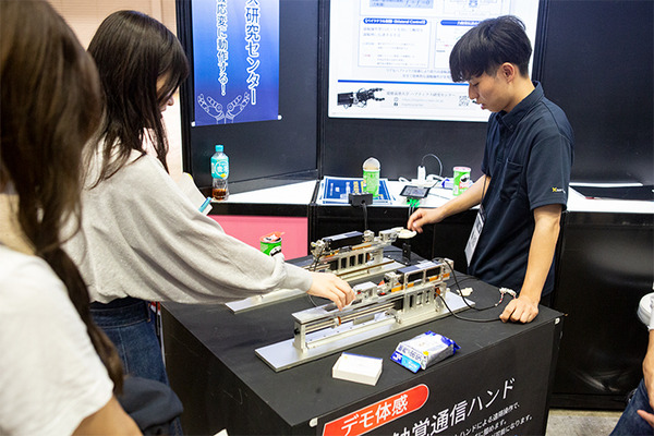 「ロボットの臨機応変な動作」とは？慶應大ハプティクス研究センターが「力触覚」をAIロボティクスに応用したデモを展示　CEATEC 2024