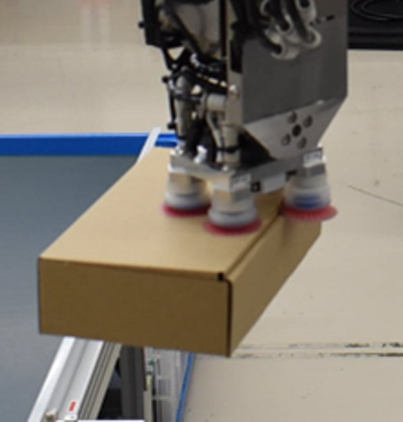 東芝　約10倍の計算速度で最適な把持位置を特定する「物流ロボット向けAI技術」を発表　4つの吸着パッドを自在に操る「把持計画」