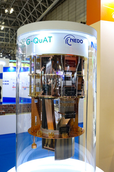 産総研とNECが大規模集積化の量子コンピュータのモックを公開、1000量子ビット超の将来像