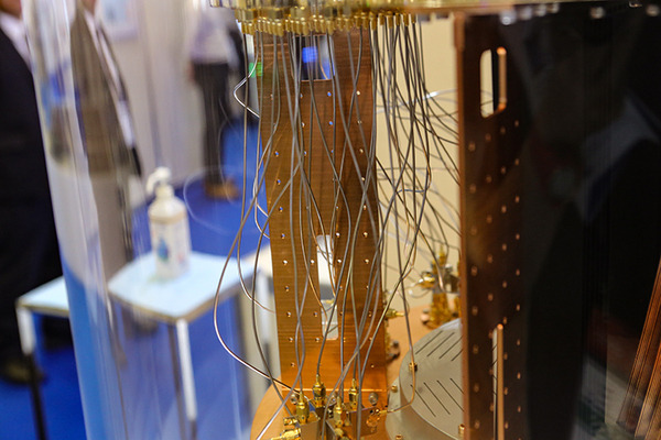 産総研とNECが大規模集積化の量子コンピュータのモックを公開、1000量子ビット超の将来像