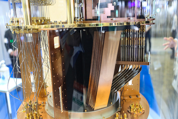 産総研とNECが大規模集積化の量子コンピュータのモックを公開、1000量子ビット超の将来像
