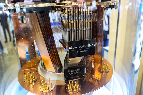 産総研とNECが大規模集積化の量子コンピュータのモックを公開、1000量子ビット超の将来像