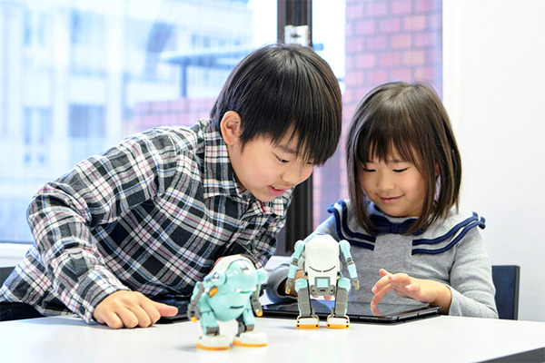 リビングロボット「あるくメカトロウィーゴ」が最新のIoTスマートシステムと連携 「Japan IT Week 秋 2024」に出展