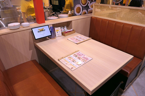 大阪王将、炒め調理ロボット「I-Robo2」導入の新モデル店をオープン　自動床洗浄も活用して厨房労働環境改善へ