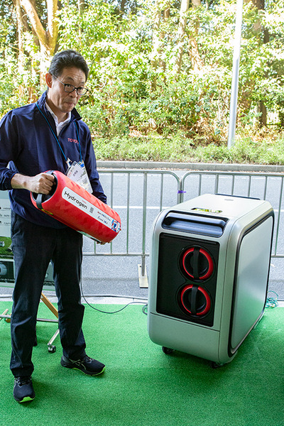 トヨタが使用時にCO2を排出しない次世代エネルギー「水素」を提案 「ポータブル水素カートリッジ」と未来の活用事例を解説します