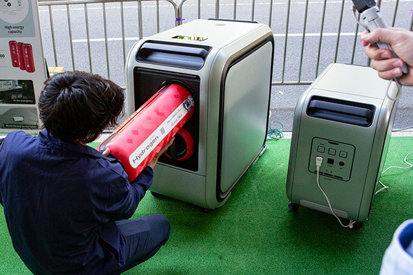 トヨタが使用時にCO2を排出しない次世代エネルギー「水素」を提案 「ポータブル水素カートリッジ」と未来の活用事例を解説します