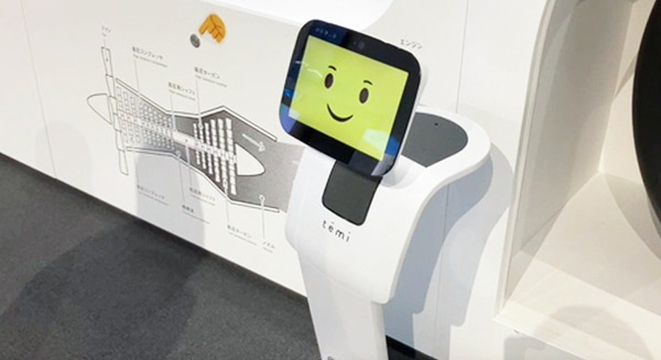 JALスカイミュージアムに自律走行するAI案内ロボット「temi」を導入　多言語で施設案内と展示説明の実証実験