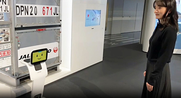 JALスカイミュージアムに自律走行するAI案内ロボット「temi」を導入　多言語で施設案内と展示説明の実証実験