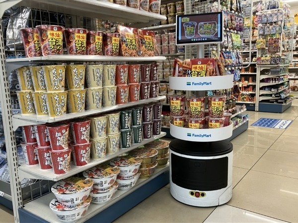 ファミマが販促も床清掃もする小型モニター搭載ロボット「ポム」を60店舗に導入　デジタルサイネージと連携した商品訴求の実証実験