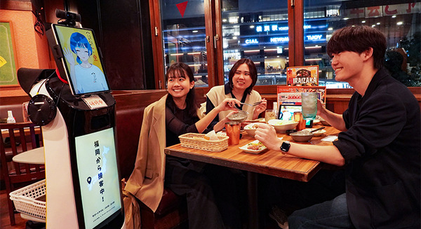 居酒屋でアバターと配膳ロボットを使って「完全リモート」の接客　遠隔からロボットでホールスタッフ業務　ワタミやDFAら
