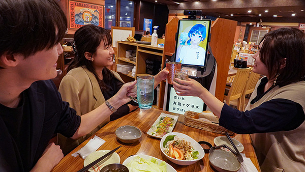 居酒屋でアバターと配膳ロボットを使って「完全リモート」の接客　遠隔からロボットでホールスタッフ業務　ワタミやDFAら