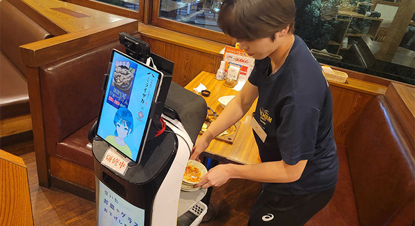 居酒屋でアバターと配膳ロボットを使って「完全リモート」の接客　遠隔からロボットでホールスタッフ業務　ワタミやDFAら