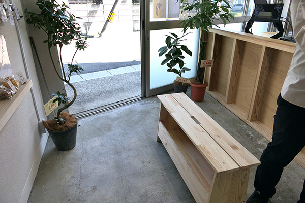 人型ロボットがコーヒーを淹れるお店「ハレとケ」は非日常と日常、人工物と自然物が交わるところ　埼玉・南浦和にオープン