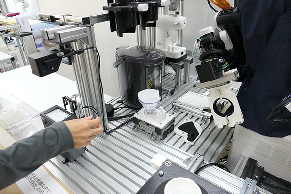 人型ロボットがコーヒーを淹れるお店「ハレとケ」は非日常と日常、人工物と自然物が交わるところ　埼玉・南浦和にオープン