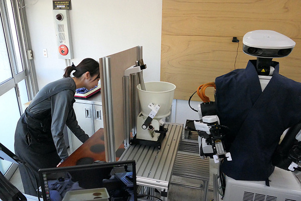 人型ロボットがコーヒーを淹れるお店「ハレとケ」は非日常と日常、人工物と自然物が交わるところ　埼玉・南浦和にオープン