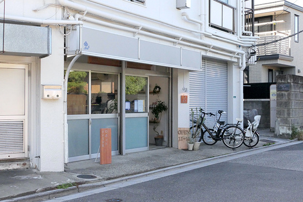 人型ロボットがコーヒーを淹れるお店「ハレとケ」は非日常と日常、人工物と自然物が交わるところ　埼玉・南浦和にオープン