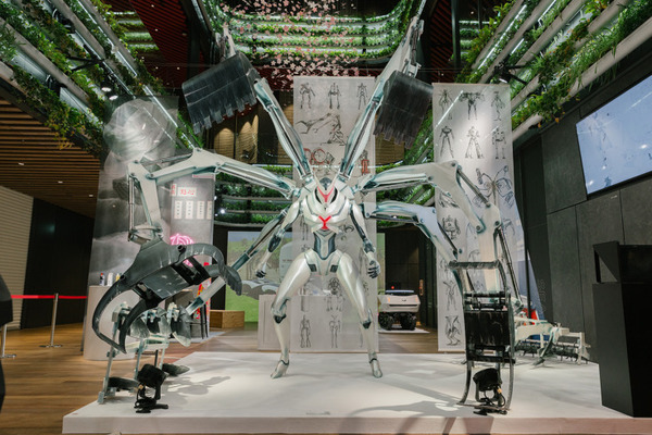 ヤンマーがTVアニメ「未ル わたしのみらい」に登場するロボット「MIRU」のスタチューを公開　「YANMAR DESIGN みらいのけしき展」で