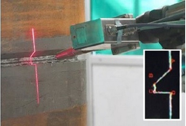 鹿島「作業の半分をロボットで自動化めざす」柱一本を全自動で溶接できる新型のマニピュレータ型の溶接ロボットを現場に導入開始