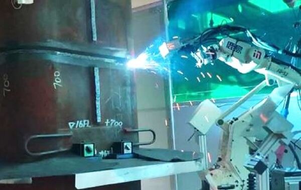 鹿島「作業の半分をロボットで自動化めざす」柱一本を全自動で溶接できる新型のマニピュレータ型の溶接ロボットを現場に導入開始