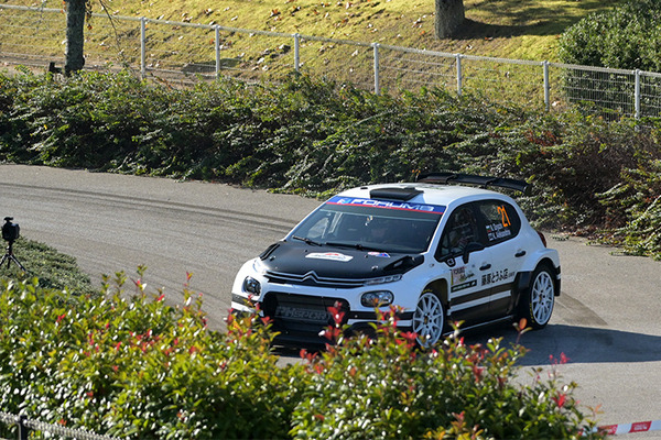 WRC「ラリージャパン」で「藤原とうふ店」カラーのラリーカーが話題に！「頭文字D」の白黒パンダカラー