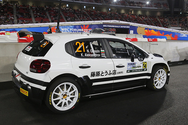 WRC「ラリージャパン」で「藤原とうふ店」カラーのラリーカーが話題に！「頭文字D」の白黒パンダカラー