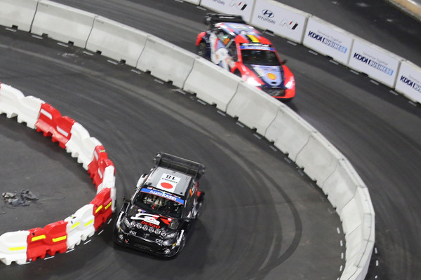 WRCラリージャパン 勝田選手がポイントリーダーのヌービル選手と一騎打ち！勝ったのはどっち?　豊田スタジアムSS1の結果