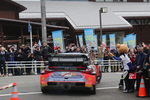 WRCラリージャパン 金曜はトラブルが続出する大波乱の展開！多くの観客が応援に駆けつけるが・・