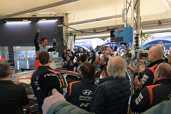 【速報】WRCラリージャパン ヌービルがドライバーズチャンピオンに輝く！トップ快走のタナックが痛恨のコースオフでリタイヤ